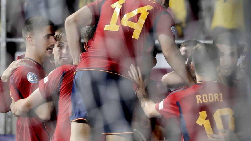 Los jugadores españoles celebran el gol anotado por Abel Ruiz a los veinte segundos ante Croacia. |  // EFE