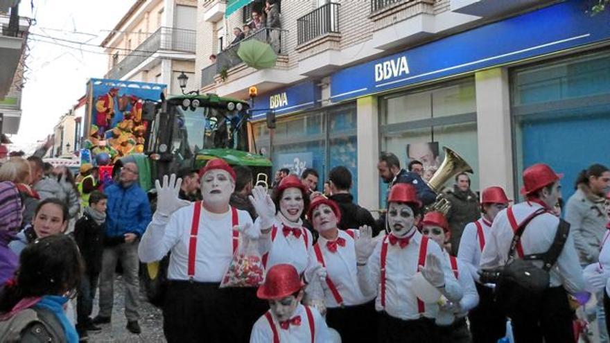 La Cabalgata de los Reyes Magos de Oriente atrae a numerosos visitantes de la comarca