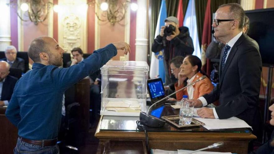 Jácome vota en el pleno municipal de Ourense, que preside Jesús Vázquez. // Brais Lorenzo