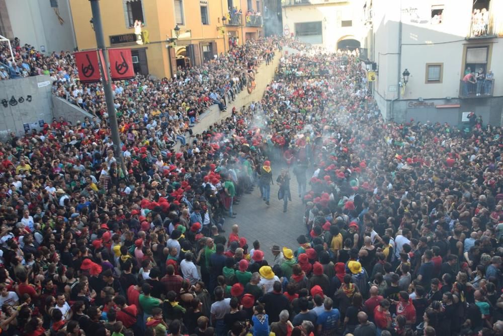 La plaça de Sant Pere s'omple en l'inici de la darrera passada de la Patum