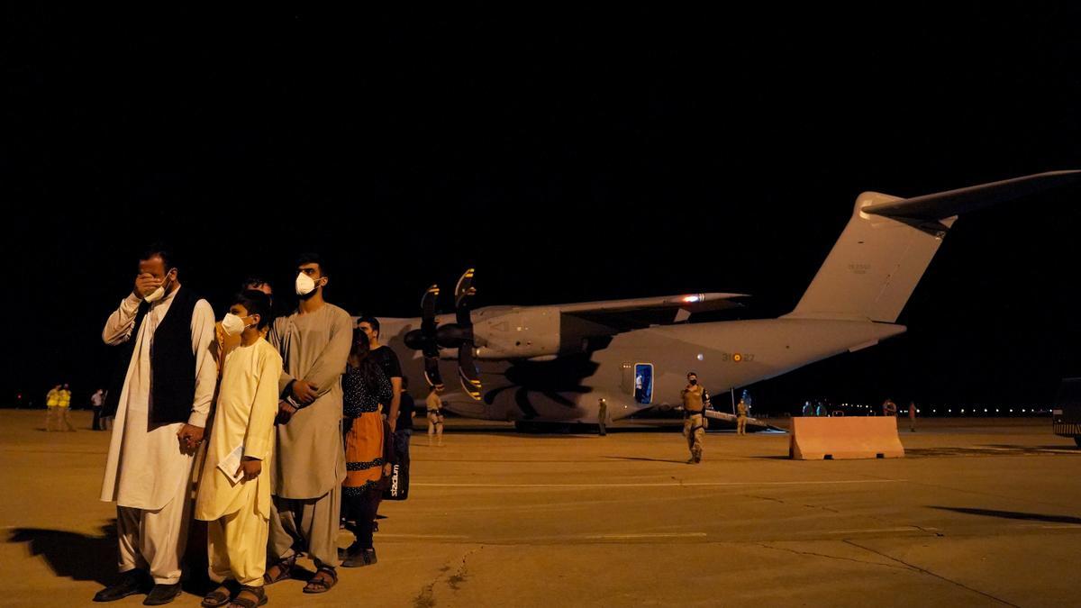 Llegada a la base aérea del primer avión con un grupo de ciudadanos españoles y colaboradores repatriado desde Kabul