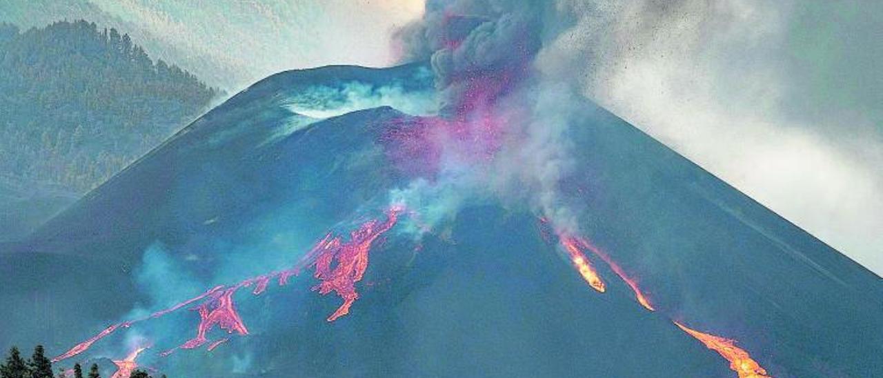 Volcán de Cumbre Vieja durante la erupción visto desde Tajuya.  | | ÁNGEL MEDINA/EFE