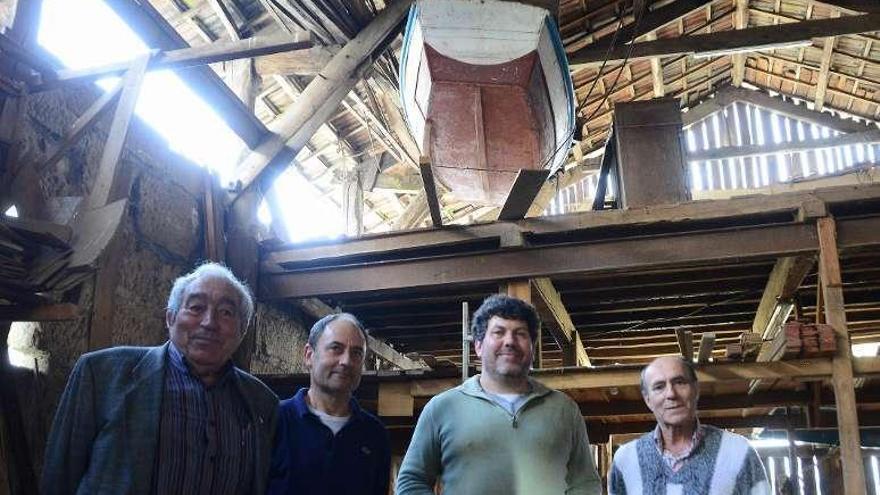 Integrantes de Sueste en las carpinterías de ribeira.