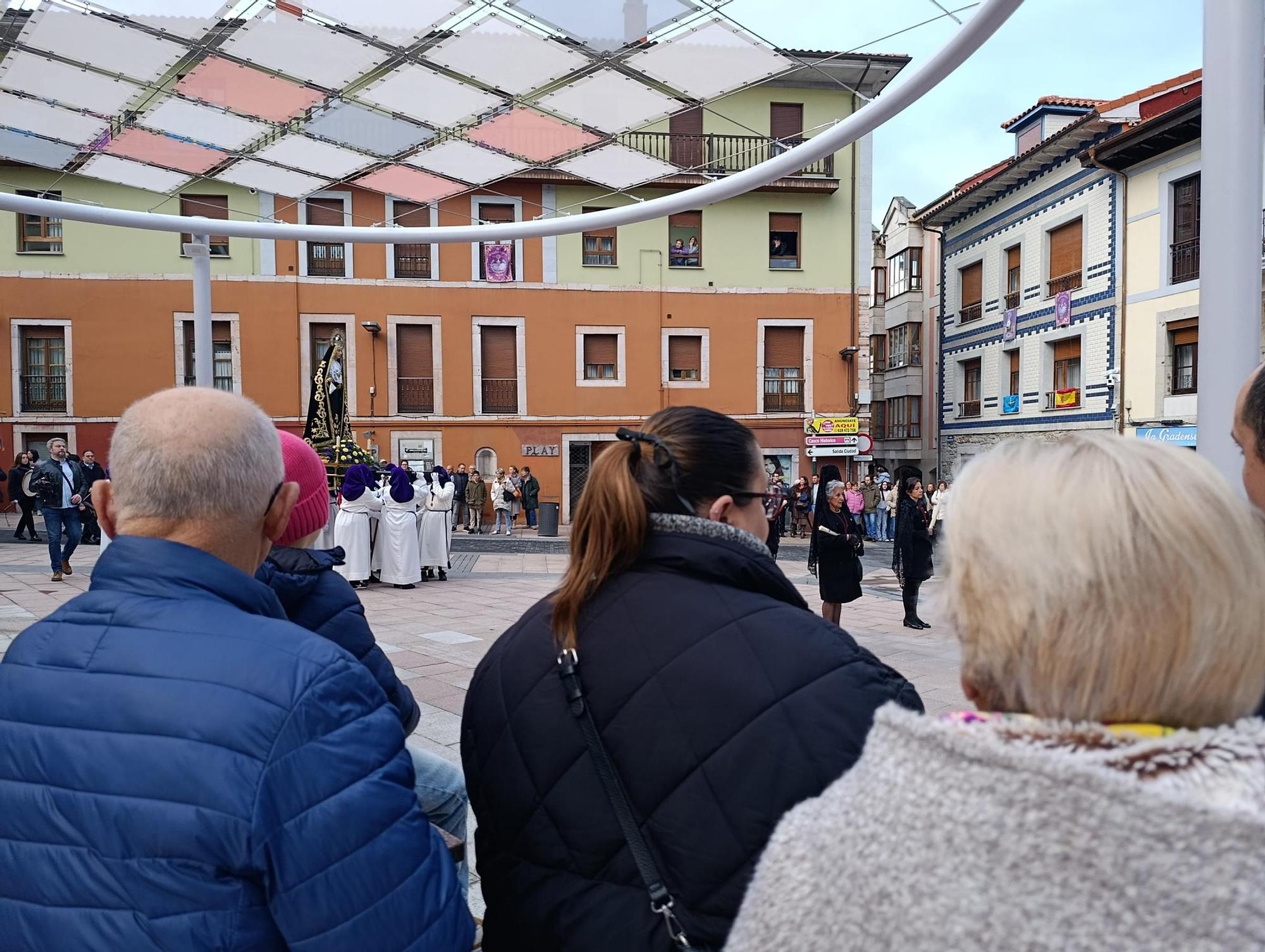 El Nazareno y la Virgen Dolorosa emocionan en Grado