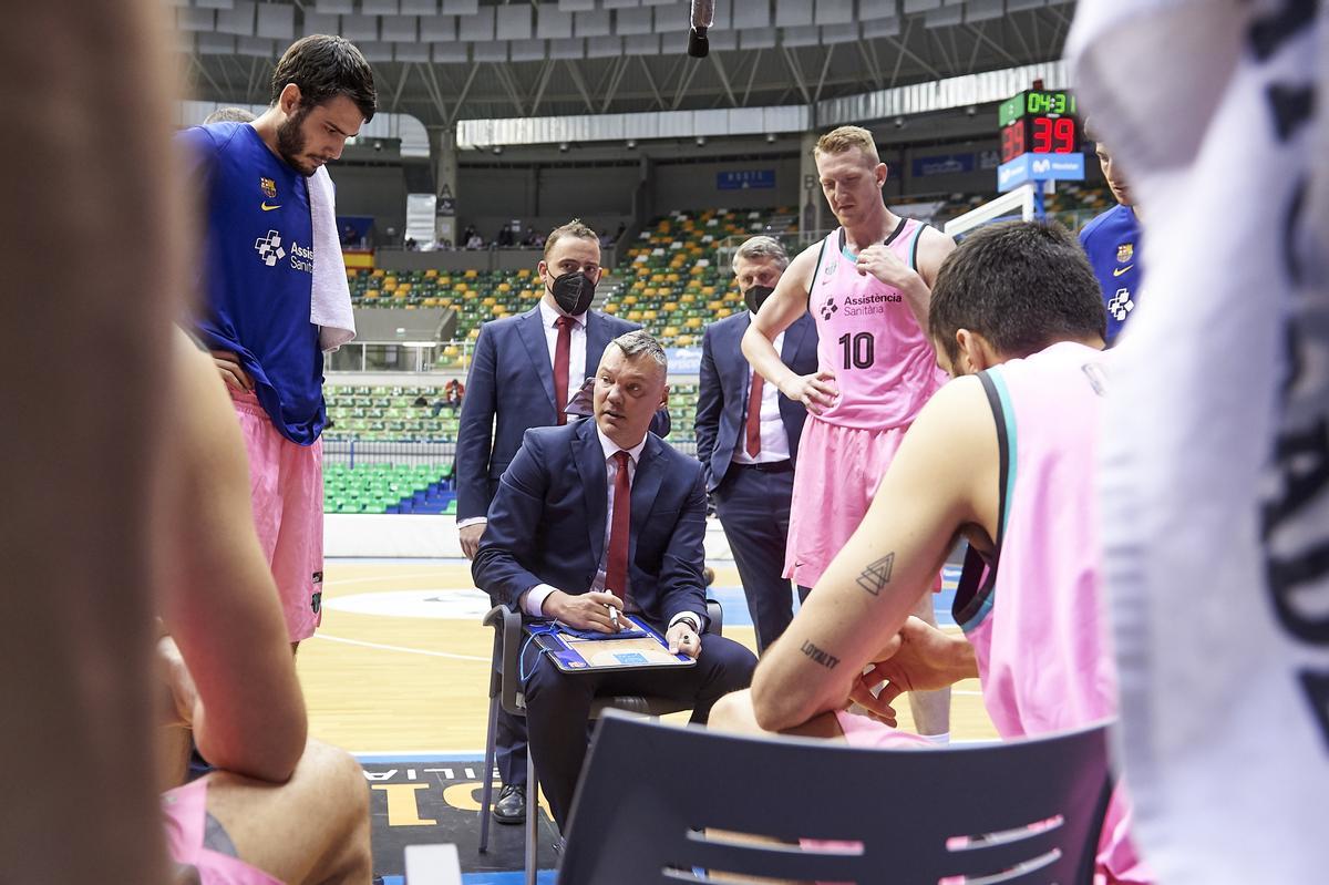 El técnico lituano da instrucciones a sus jugadores en un tiempo muerto