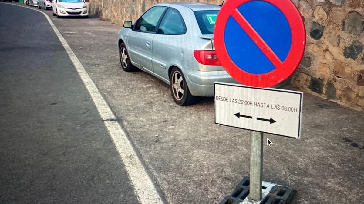 Unas señales impiden aparcar en la playa de Almáciga de 22:00 a 6:00 horas.