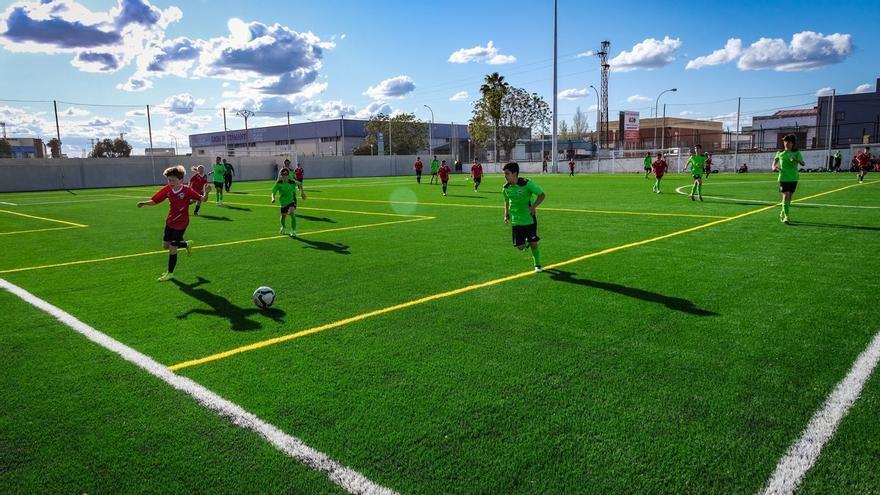 El nuevo campo de fútbol de la margen derecha de Badajoz entra en juego