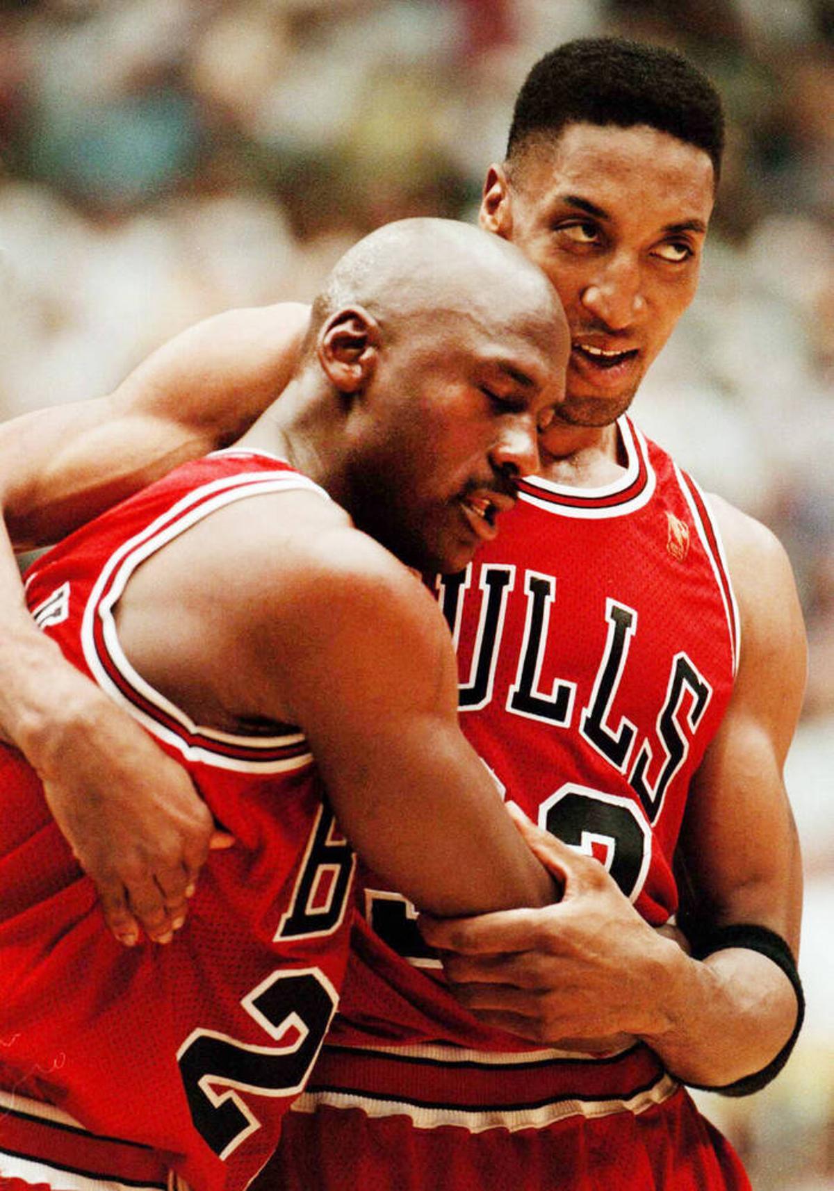 Scottie Pippen sostiene a Michael Jordan tras el 'Flu Game' en el que el '23' anotó 38 puntos enfermo.