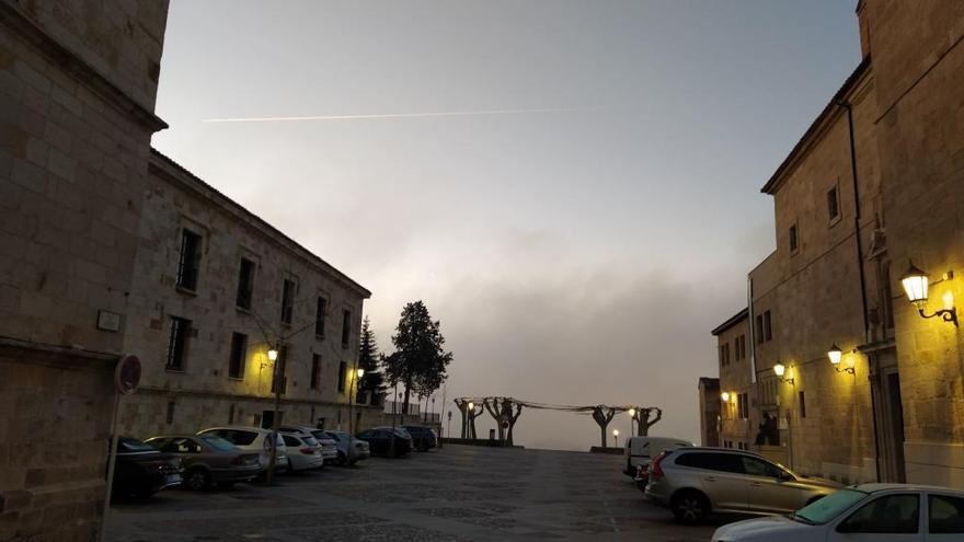 Vista desde la plaza de Claudio Moyano de buena mañana: cielo despejado, con brumas en el cauce del Duero