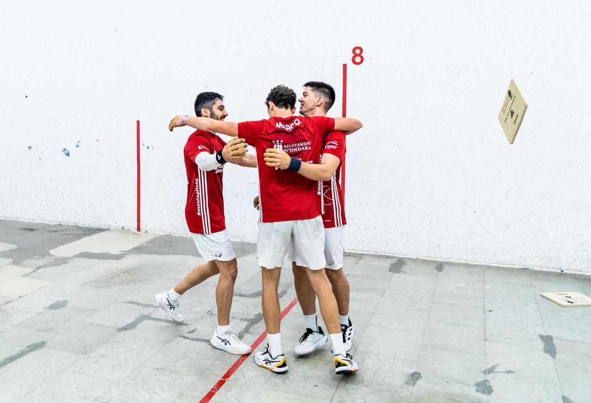 Bonillo, Marc Ortega i Terrades s'abraçen al final de la partida