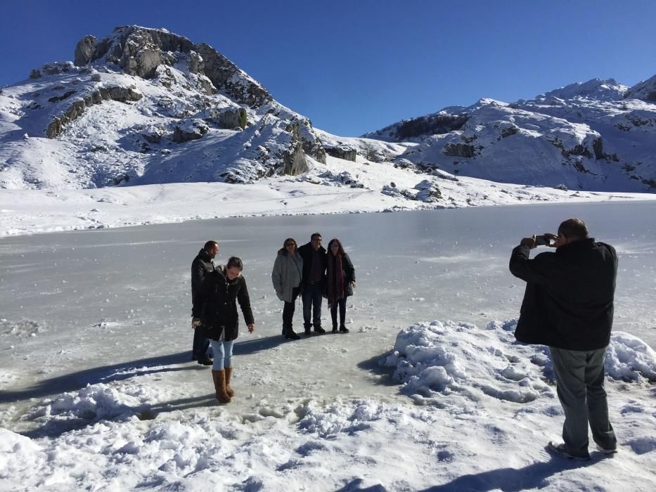 Los lagos de Covadonga nevados, atractivo en el puente de diciembre