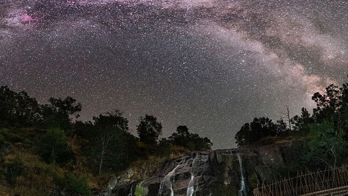 Cielo nocturno del Valle del Jerte en la provincia de Cáceres.