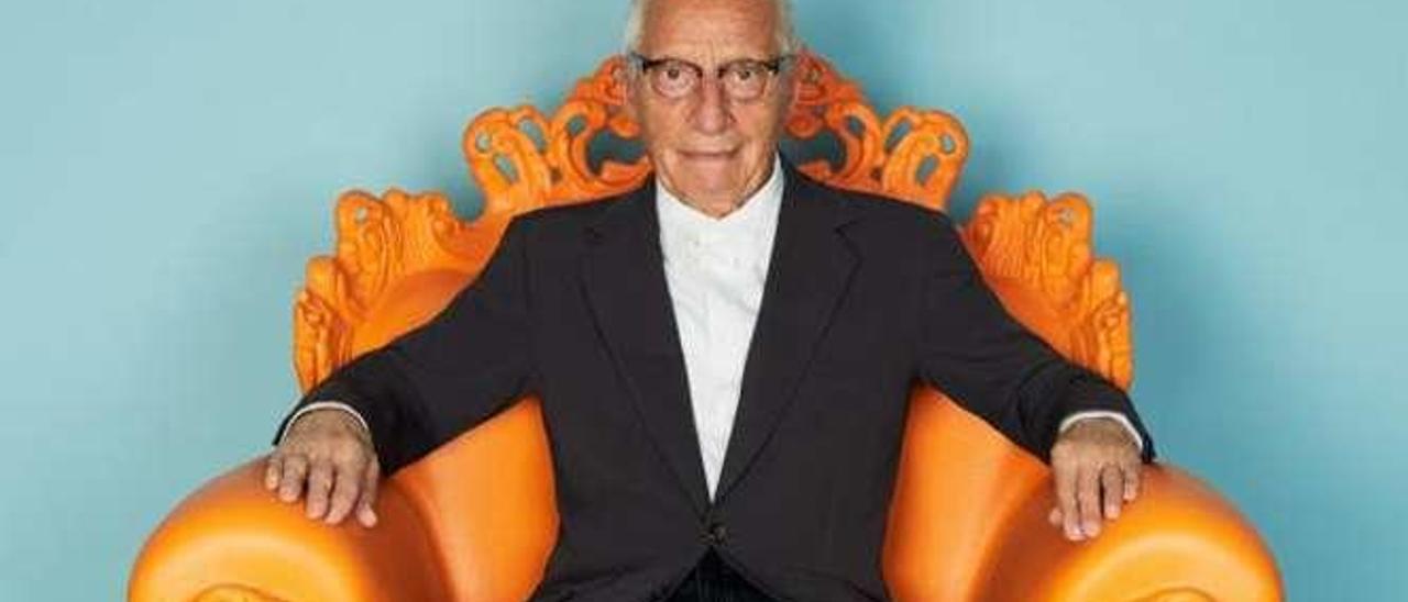 Alessandro Mendini, en un sillón diseñado por él.