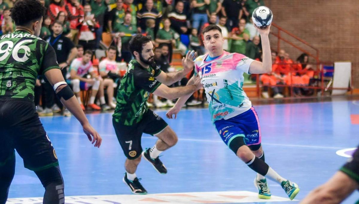 El argentino Lucas Aizen intenta superar la defensa del conquense Nacho Pizarro.