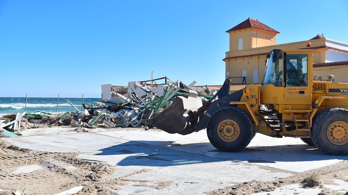 Labores de demolición del restaurante Katy de Cabo de Palos, este lunes.