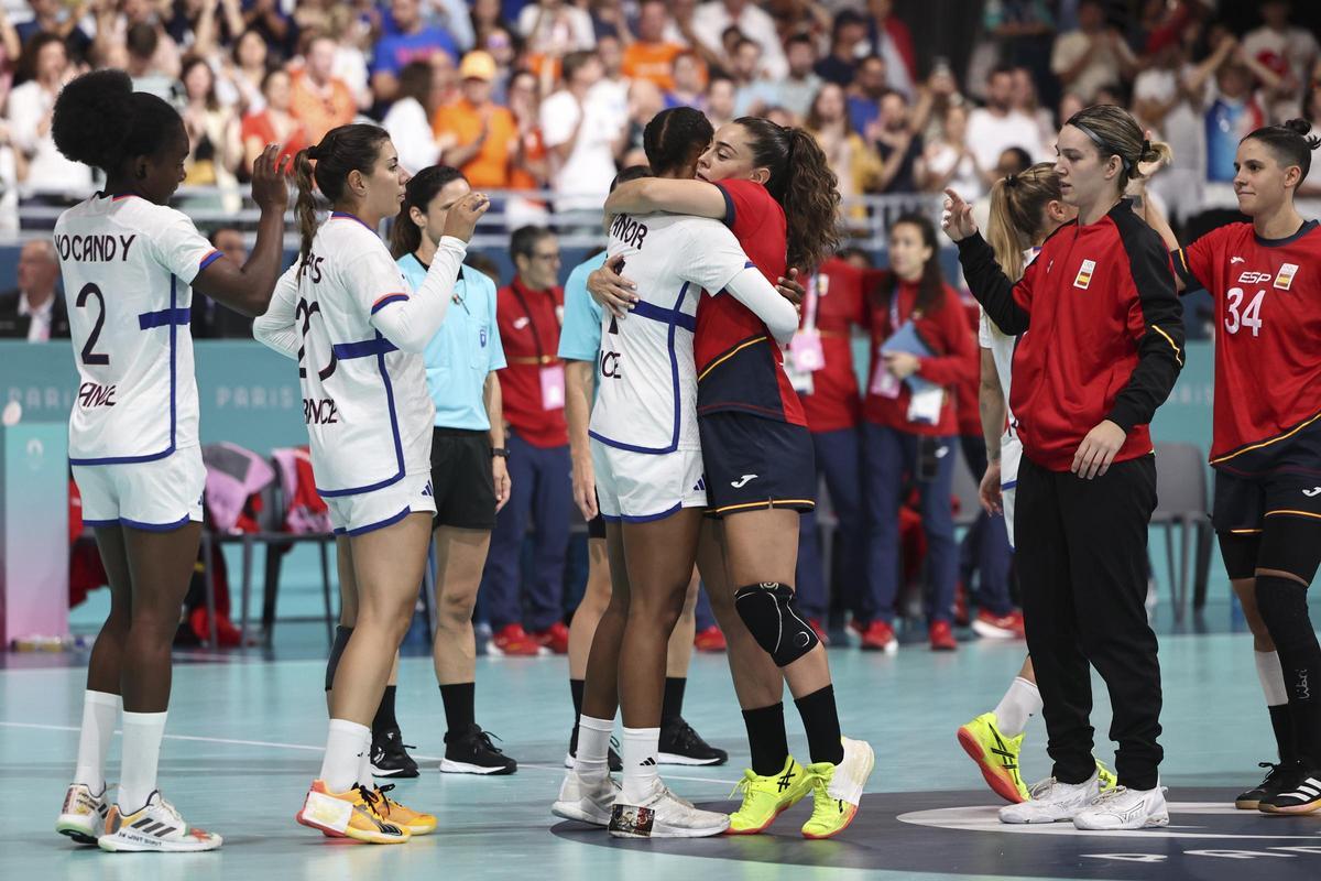 Las jugadoras de la selección española (de rojo) felicitan a sus contrincantes francesas por la victoria tras el partido de ronda preliminar de balonmano en los Juegos Olímpicos París 2024 celebrado, este sábado, en París, Francia.