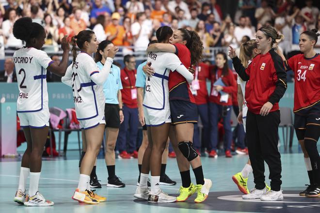 Las jugadoras de la selección española (de rojo) felicitan a sus contrincantes francesas por la victoria tras el partido de ronda preliminar de balonmano en los Juegos Olímpicos París 2024 celebrado, este sábado, en París, Francia. 