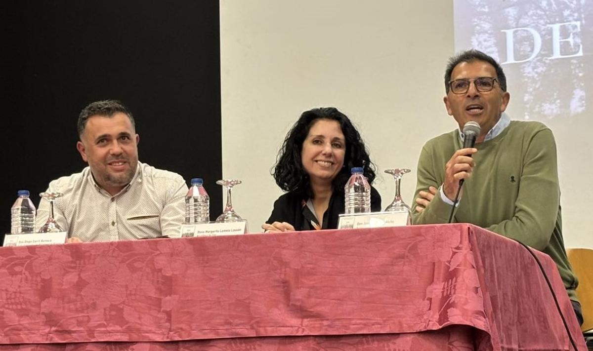 Diego Carril, izquierda, Margot Lamela y José Pardiñas presentando su novela.