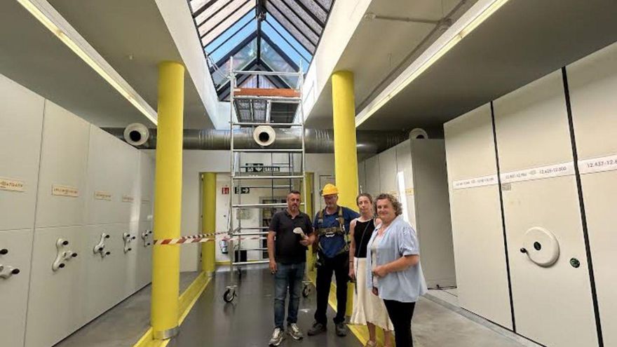 Por la izquierda, Daniel Navarro, técnico municipal; Toño Iglesias, responsable de la empresa adjudicataria; María José Fernández, técnica municipal, y Pilar Santianes, ayer, en las obras del archivo. | A. S.