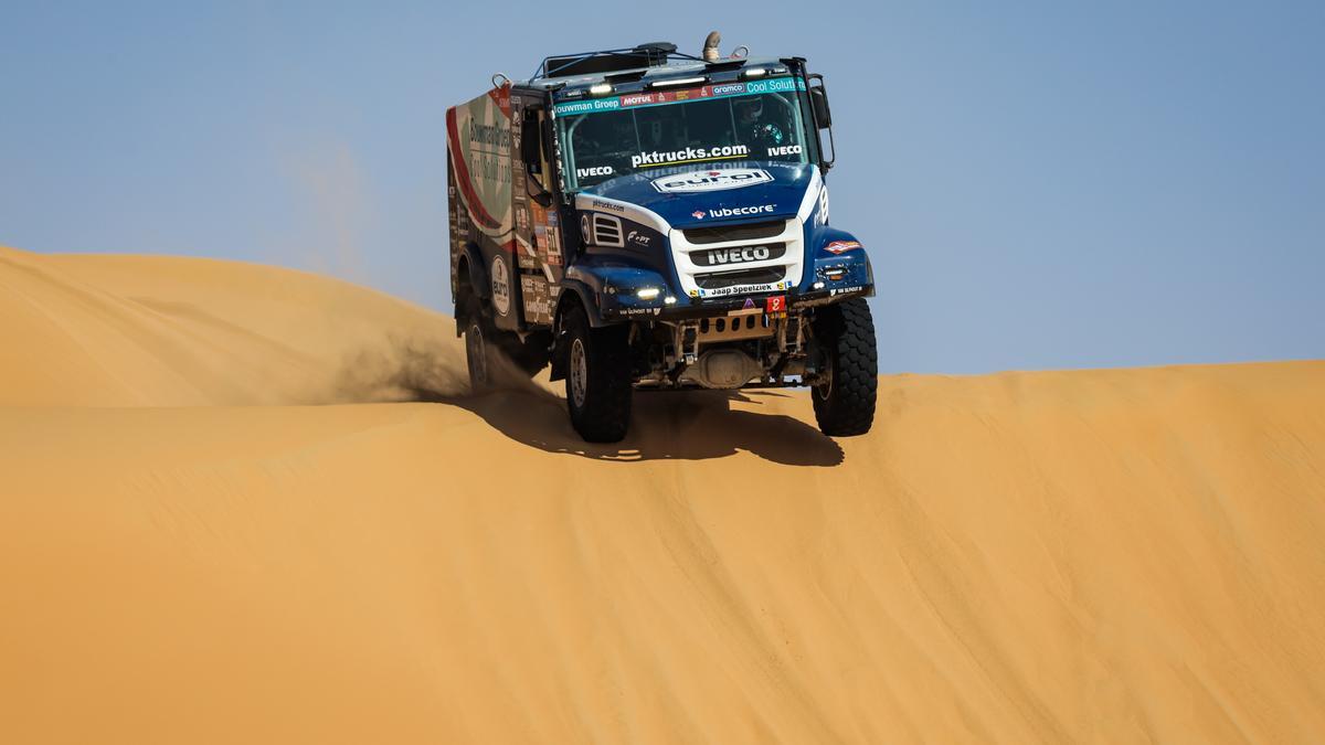 El camió de Moi Torrallardona, en plena acció al desert d'Aràbia