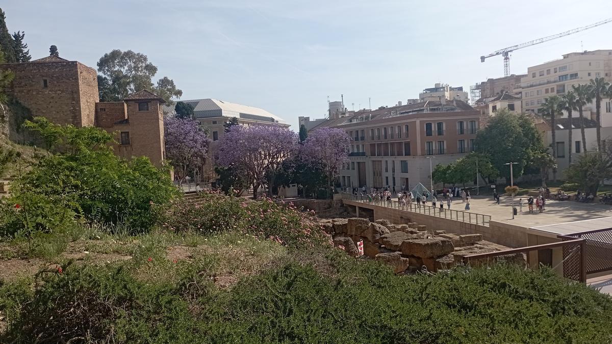 Vistas de la Málaga monumental en la subida al mirador de la Alcazaba.
