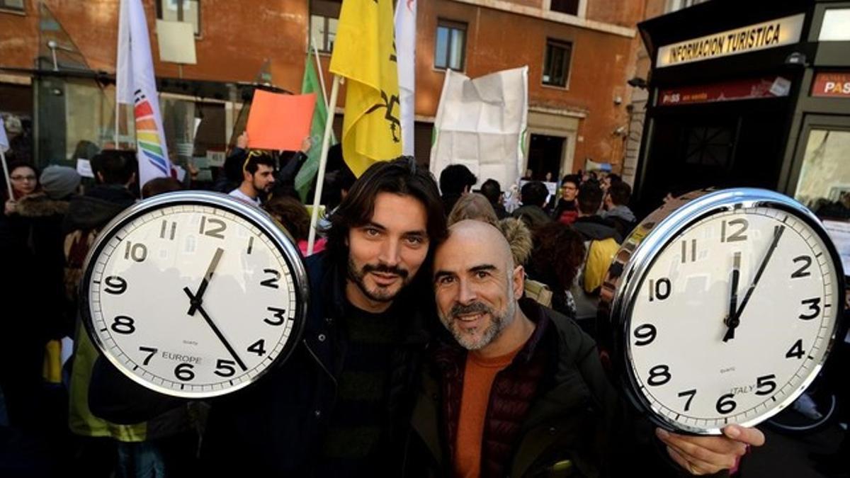 lmauri32580257 two supporters of same sex civil unions hold clock160128192349