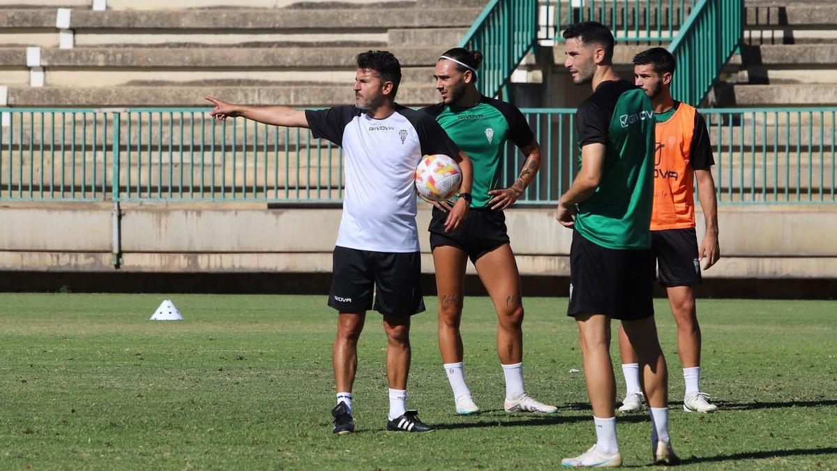 Iván Ania da indicaciones a sus futbolistas durante una sesión de pretemporada.