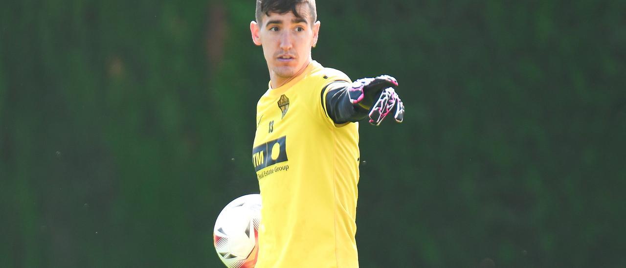 Edgar Badia, portero del Elche, durante un entrenamiento