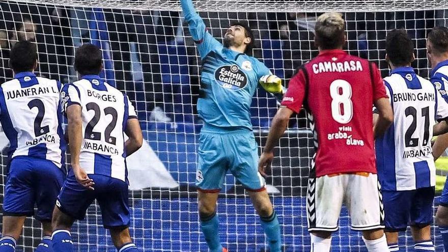 Lux despeja a córner un cabezazo de Laguardia en la primera parte.