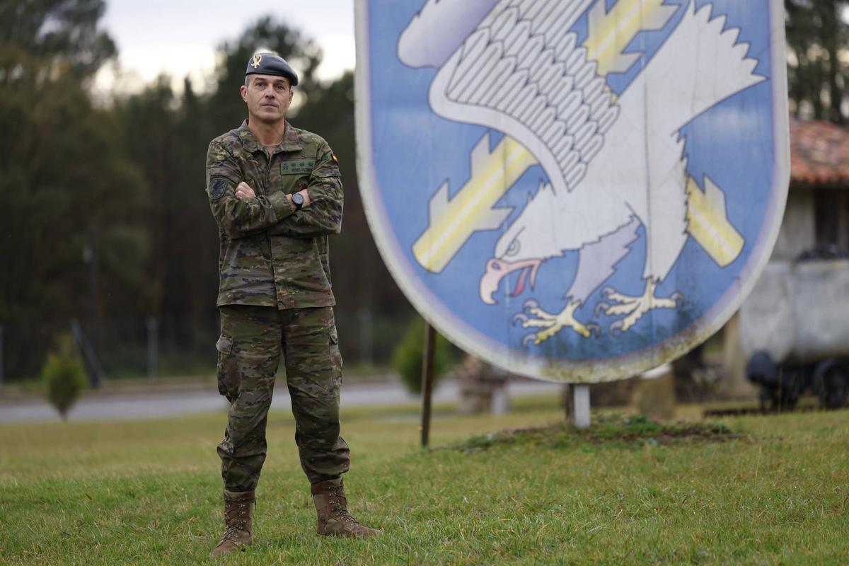 El coronel, ante el emblema de la unidad.