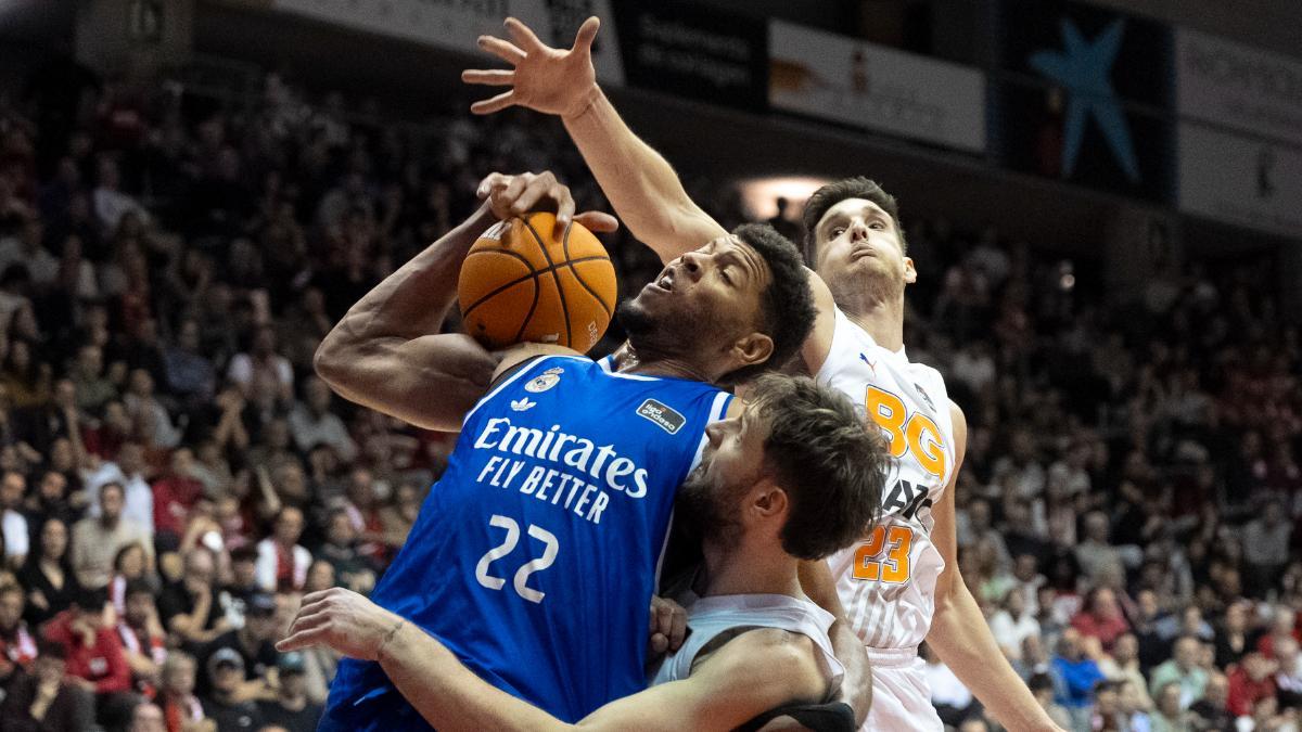Tavares controla la bola ante la férrea defensa local