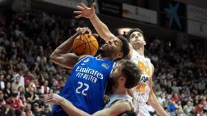 Edy Tavares controla la bola ante la férrea defensa local