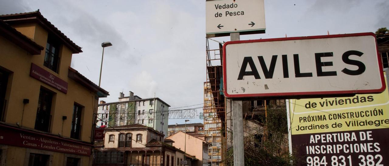 Una señal informativa de la entrada en Avilés.