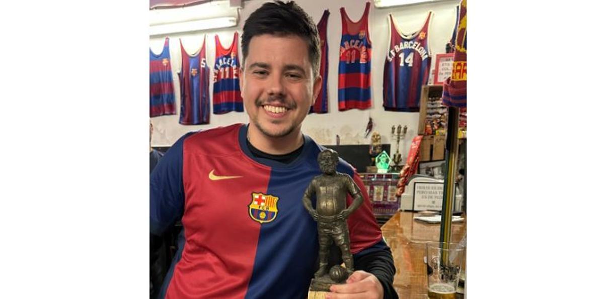 Joan Solé viendo un partido del Barça en su penya.