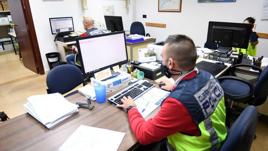 Policías nacionales trabajando con ordenadores en una comisaría gallega, el año pasado.  | // LA OPINIÓN