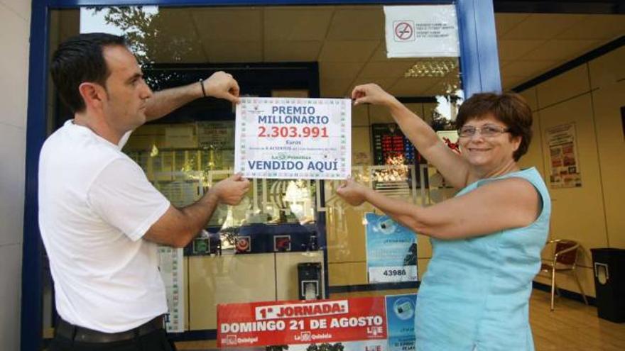 María Asunción Blasco y uno de sus hijos, ayer en la administración de Lotería.