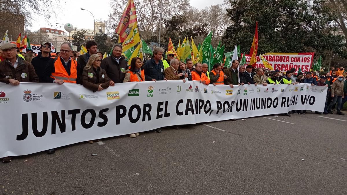 Presencia aragonesa en la cabecera de la marcha en Madrid esta mañana.