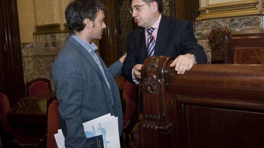 Xulio Ferreiro escucha al portavoz socialista, José Manuel Dapena, en el lunes antes del pleno.