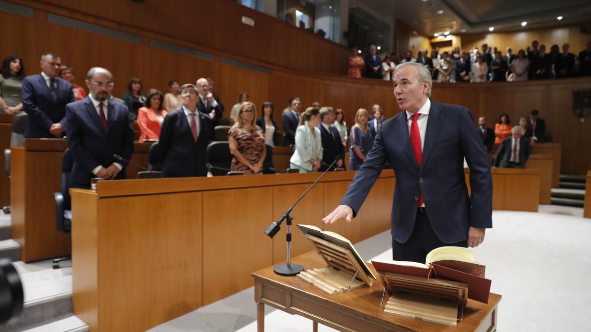 Jorge Azcón, candidato del PP en Aragón, toma posesión del escaño durante el pleno de constitución de las Cortes.