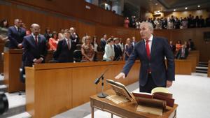 Jorge Azcón, candidato del PP en Aragón, toma posesión del escaño durante el pleno de constitución de las Cortes.