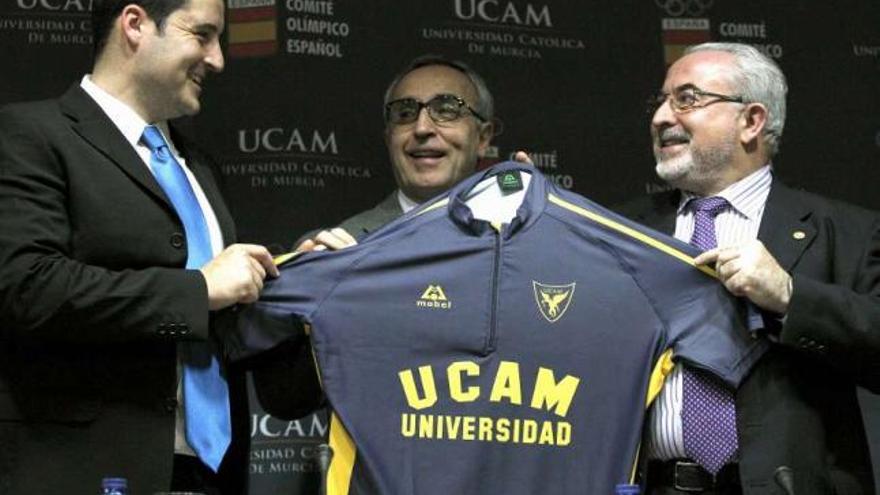 David Cal, Alejandro Blanco y José Luis Mendoza con la equipación de la UCAM. // Efe/Kote Rodrigo