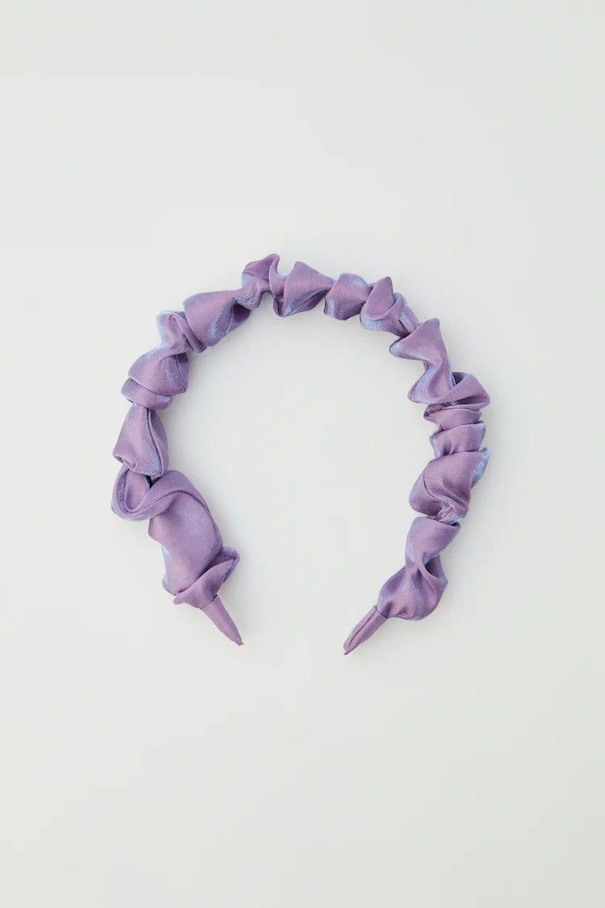 Diadema lila con frunces y tejido holográfico, de Pull &amp; Bear (1,99 euros)