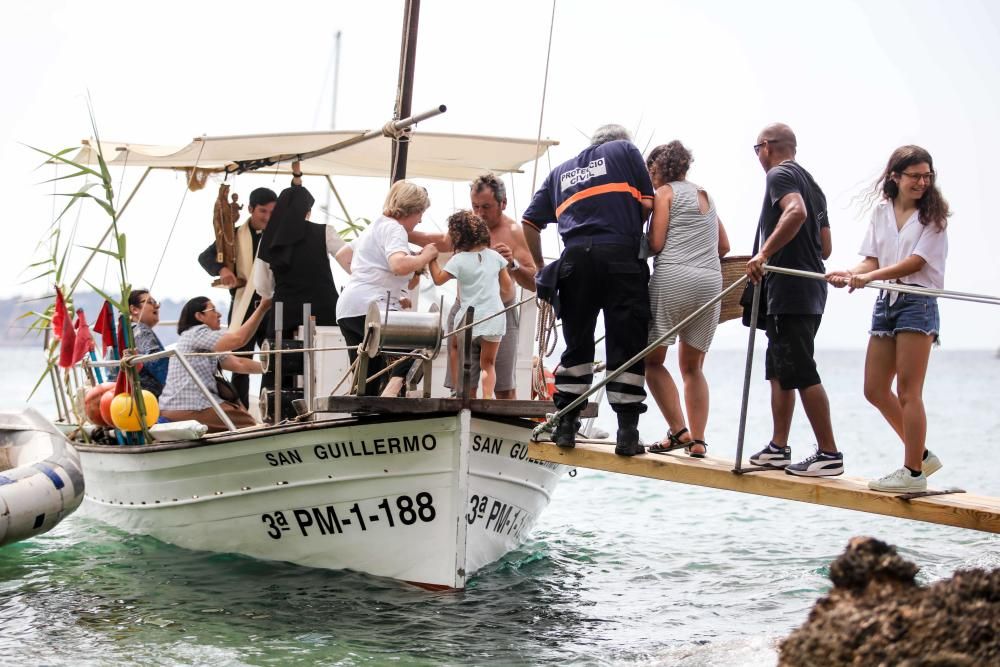 A la procesión marinera se sumaron decenas de personas y varias embarcaciones