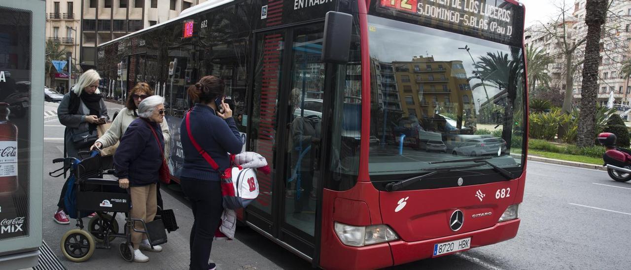 Un autobús a su paso por la plaza de Luceros