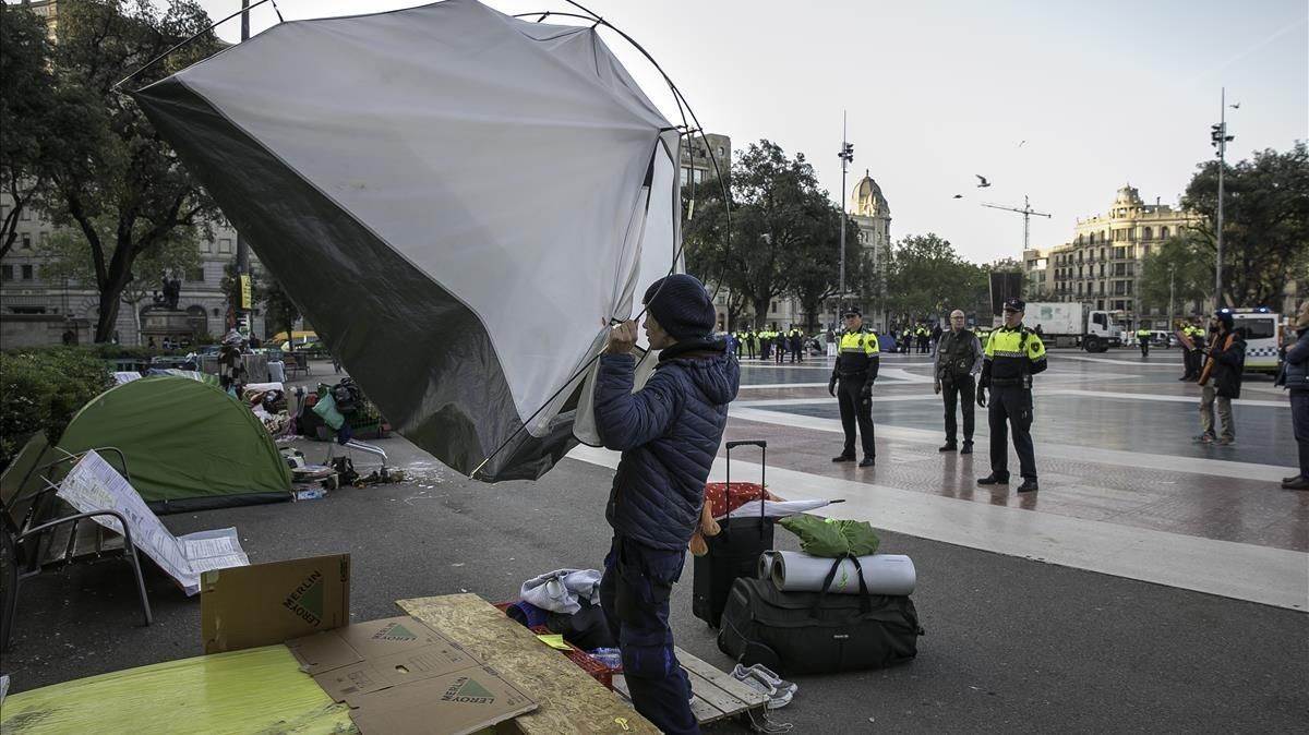 zentauroepp42981081 barcelona  18 04 2018  desalojados los campamentos de la pla180418131028