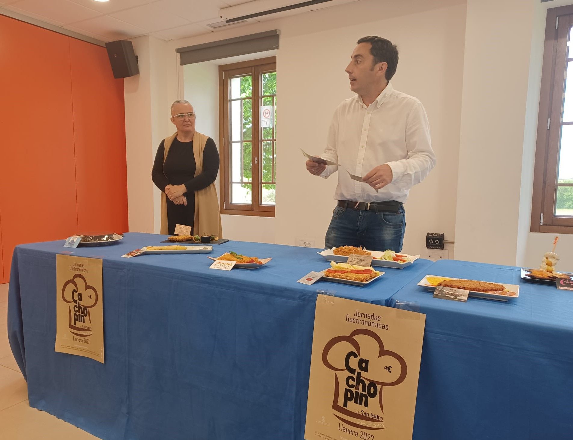 El Alcalde, Gerardo Sanz, y la edil Eva Pérez, durante la presentación, este miércoles, en la Casa de Cultura de Lugo