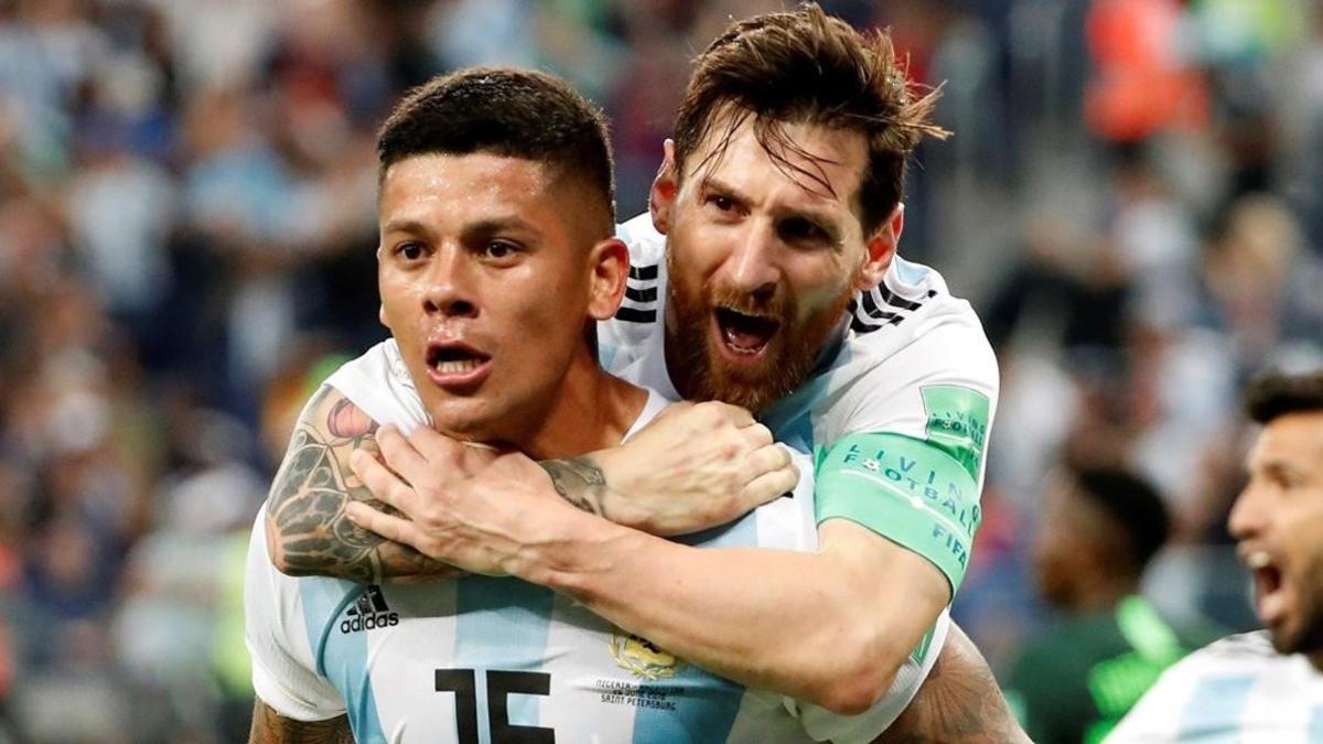 Leo Messi abraza apasionadamente a Marcos Rojo, autor del gol que clasificó a Argentina.