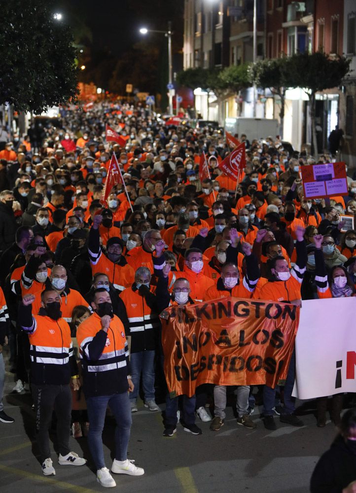 Los trabajadores de Pilkington se manifiestan, acompañados por miles de vecinos en el Port de Sagunt.