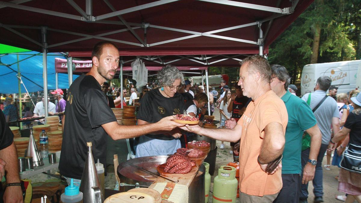 Comensales en una pasada edición de la Festa do Pulpo, en el Parque Municipal de O Carballiño.