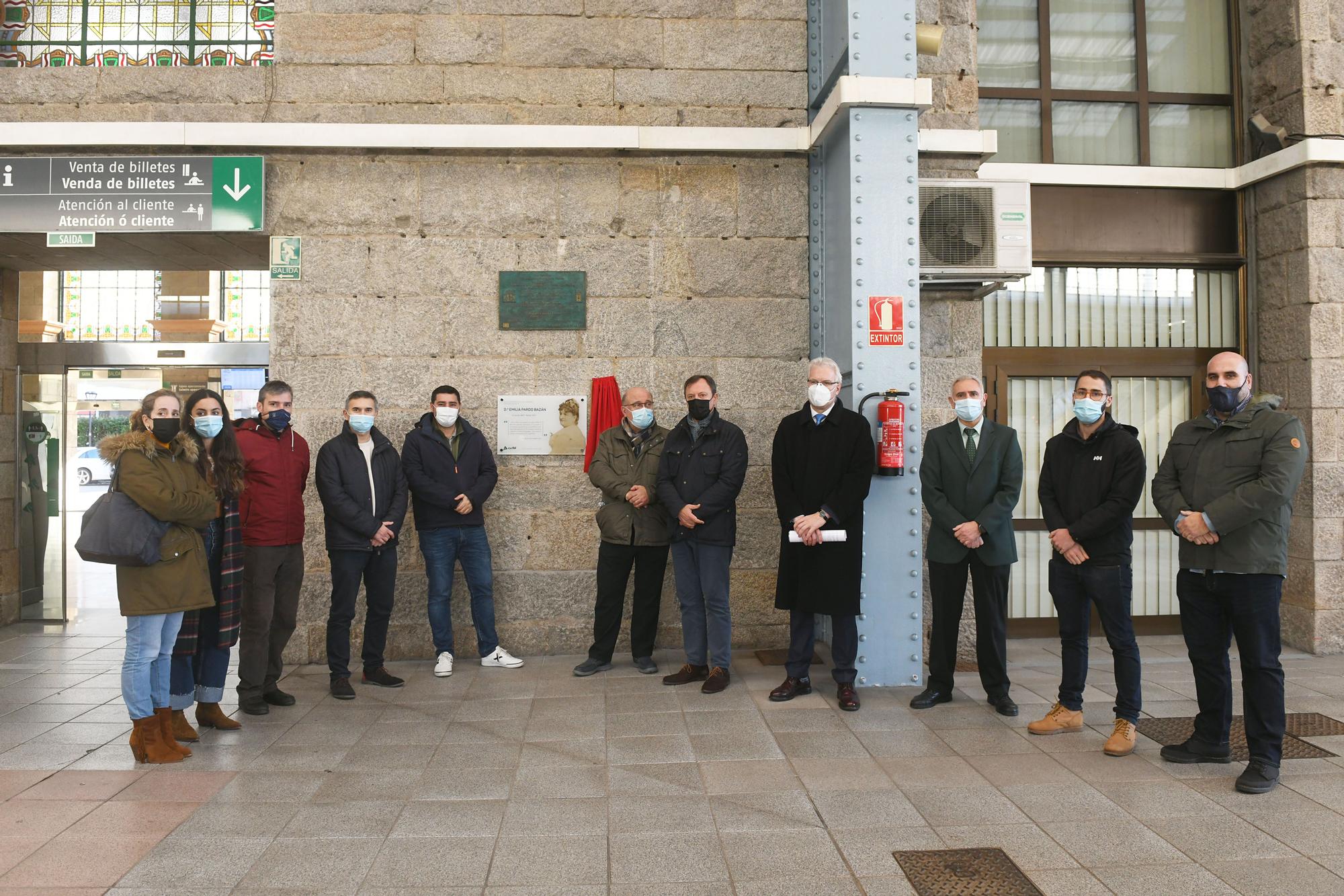 Adif homenajea a Pardo Bazán en el centenario de su fallecimiento con una placa en la estación de tren